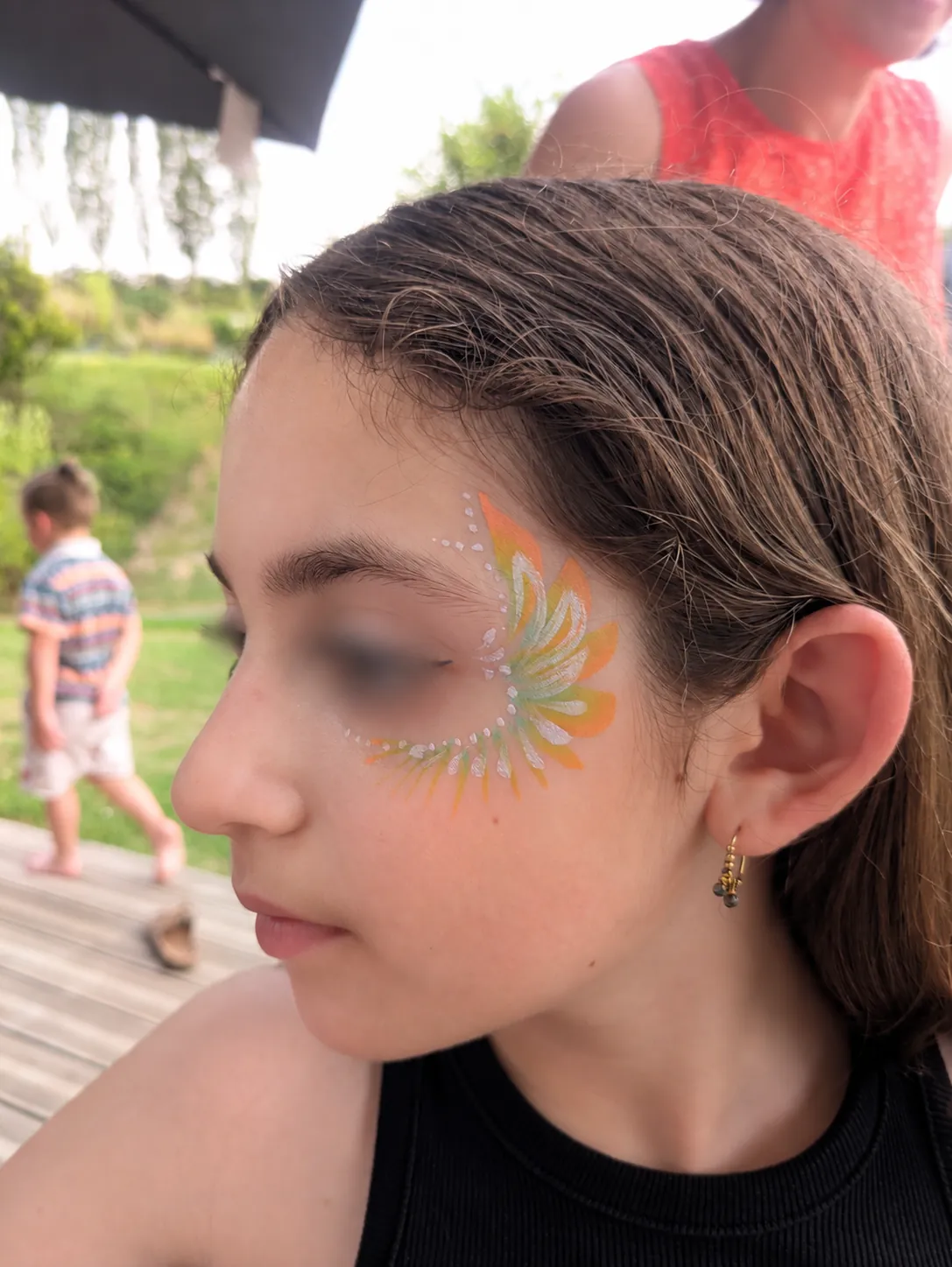Maquillage artistique coloré sur la tempe pour un festival